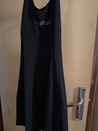 Vestido negro con diseño tribal