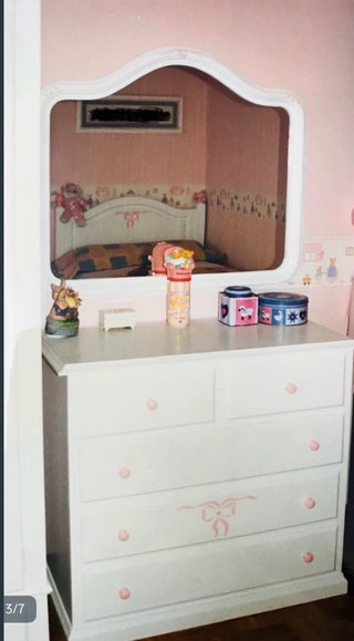 Cómoda y espejo de madera de pino