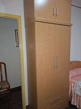 Armario de madera con tiradores plateados