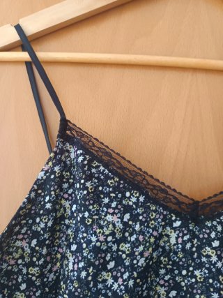 Blusa floral con encaje negro