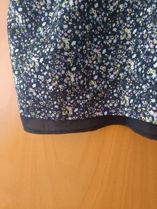 Blusa floral con encaje negro