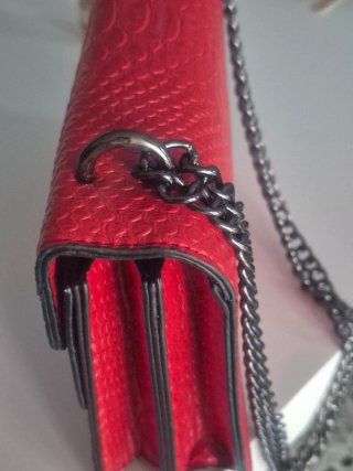 Bolso de mano rojo con diseño serpiente