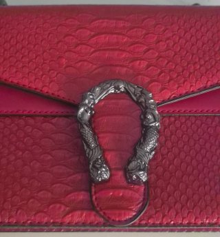 Bolso de mano rojo con diseño serpiente