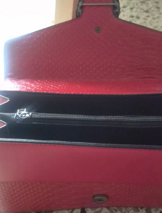 Bolso de mano rojo con diseño serpiente