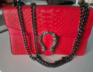 Bolso de mano rojo con diseño serpiente