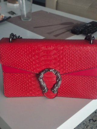 Bolso de mano rojo con diseño serpiente