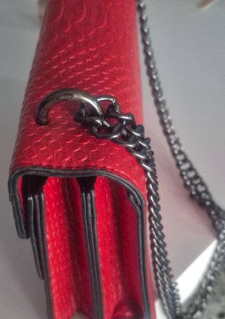 Bolso de mano rojo con diseño serpiente