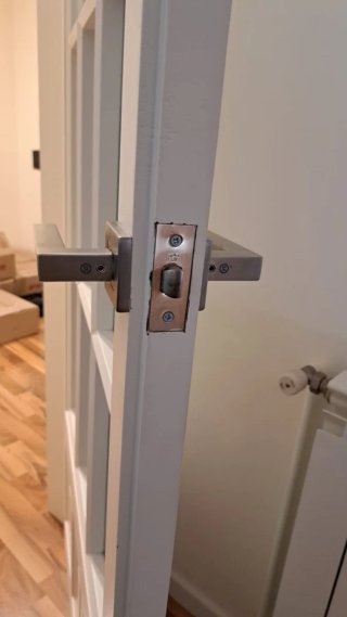 Puerta madera maciza blanca con cristales