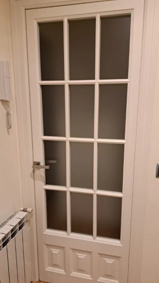 Puerta madera maciza blanca con cristales