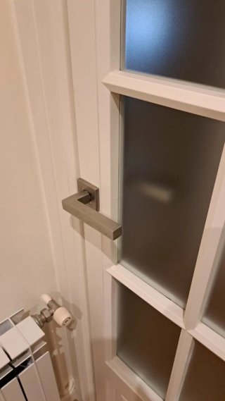 Puerta madera maciza blanca con cristales