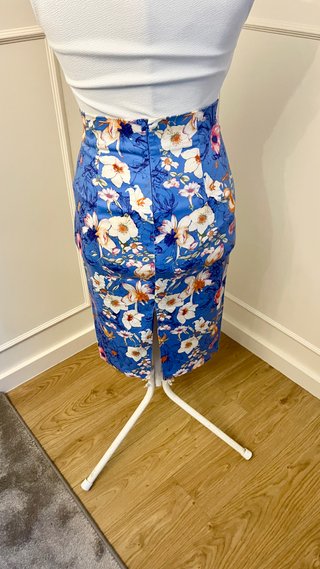 Falda tubo Zara flores talle alto
