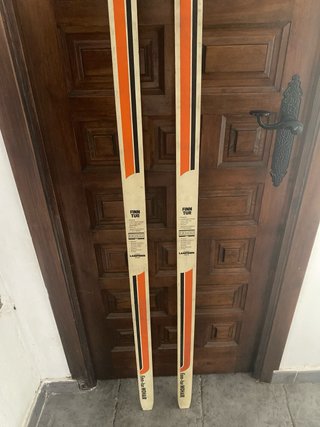 Esquís vintage Lampinen blancos y naranjas