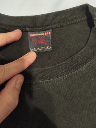 Camiseta negra con estampado de búhos