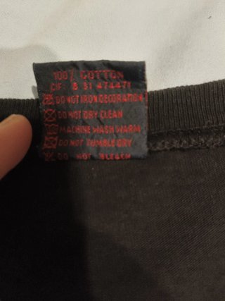 Camiseta negra con estampado de búhos