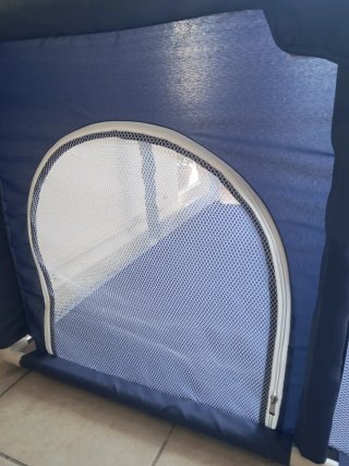 Parque infantil azul y blanco