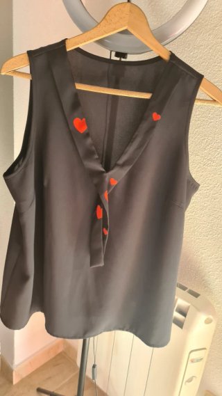 Blusa sin mangas con corazones rojos