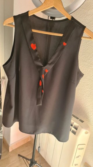 Blusa sin mangas con corazones rojos