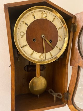 Reloj de pared antiguo de madera