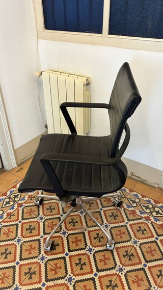 Sillón de despacho giratorio negro con brazos