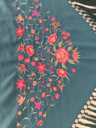Mantón de flecos con bordado floral