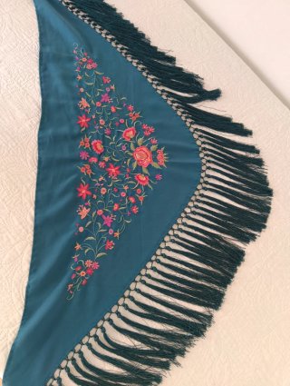 Mantón de flecos con bordado floral