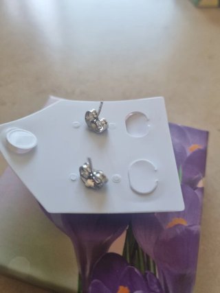 Pendientes verdes con detalles plateados