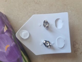 Pendientes verdes con detalles plateados