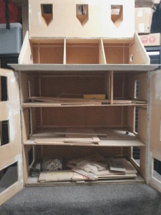 Casita de muñecas para restaurar