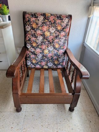 Sofá y sillones antiguos de madera