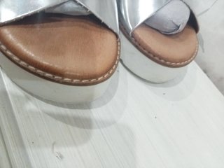 Sandalias de piel plateadas y marrones