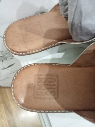 Sandalias de piel plateadas y marrones