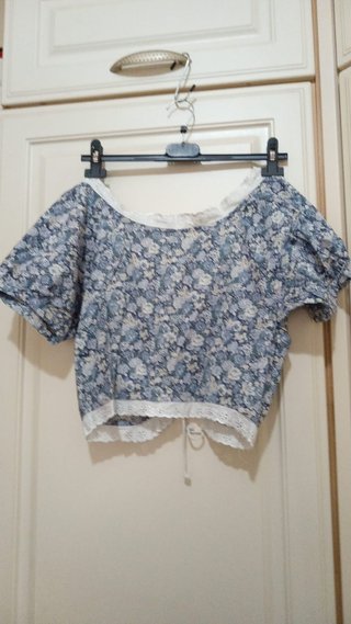 Top corto floreale con laccio