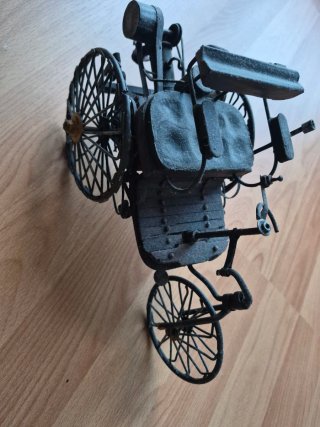 Coche Antiguo metálico hecho a mano.