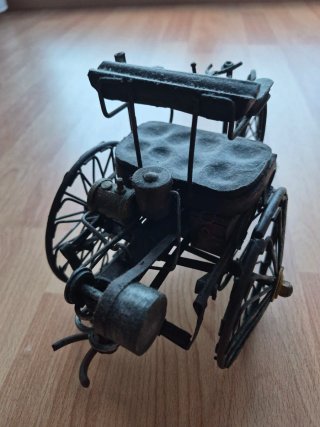 Coche Antiguo metálico hecho a mano.