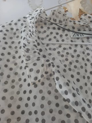 Blusa Zara lunares gris y blanca