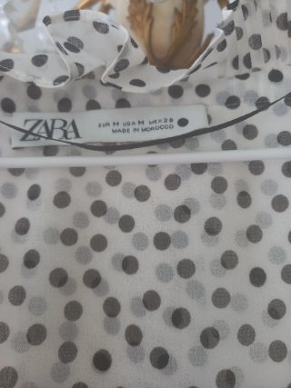 Blusa Zara lunares gris y blanca