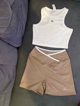 Conjunto Alo Top Corto y Shorts Marrones