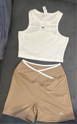 Conjunto Alo Top Corto y Shorts Marrones
