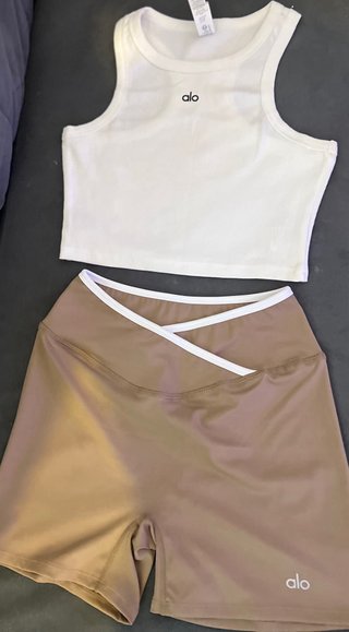 Conjunto Alo Top Corto y Shorts Marrones