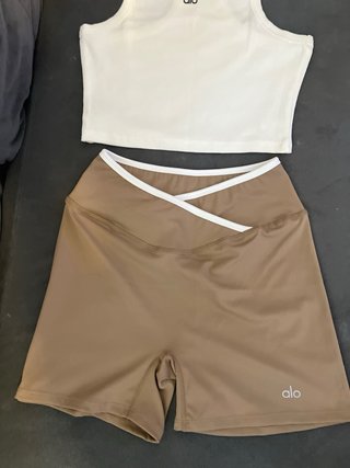 Conjunto Alo Top Corto y Shorts Marrones
