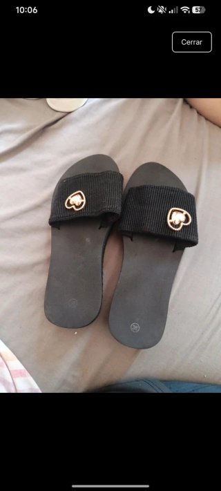 Sandalias negras con detalle de corazón