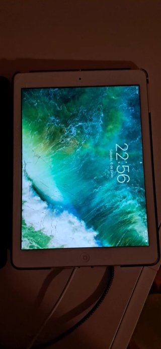 iPad Air 64GB + funda y cargador, pantalla rota