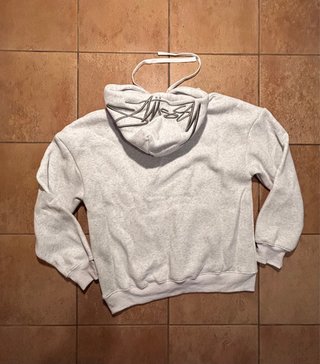 Sudadera Stüssy gris con capucha - logo clásico.