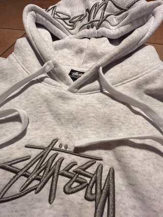 Sudadera Stüssy gris con capucha - logo clásico.