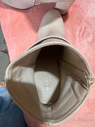 Botines Beige Tacón Ancho Hebilla Dorada