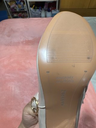 Botines Beige Tacón Ancho Hebilla Dorada