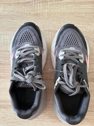 Zapatillas Adidas grises y rosas