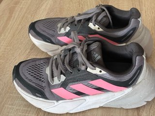 Zapatillas Adidas grises y rosas