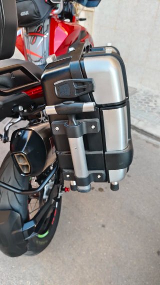 Benelli TRK 502X Roja Adventure
