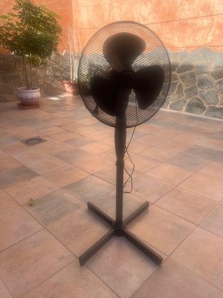 Ventilador de pie negro